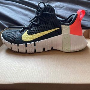 Nike metcon training shoes. No box, only use a few times, perfect for the gym!